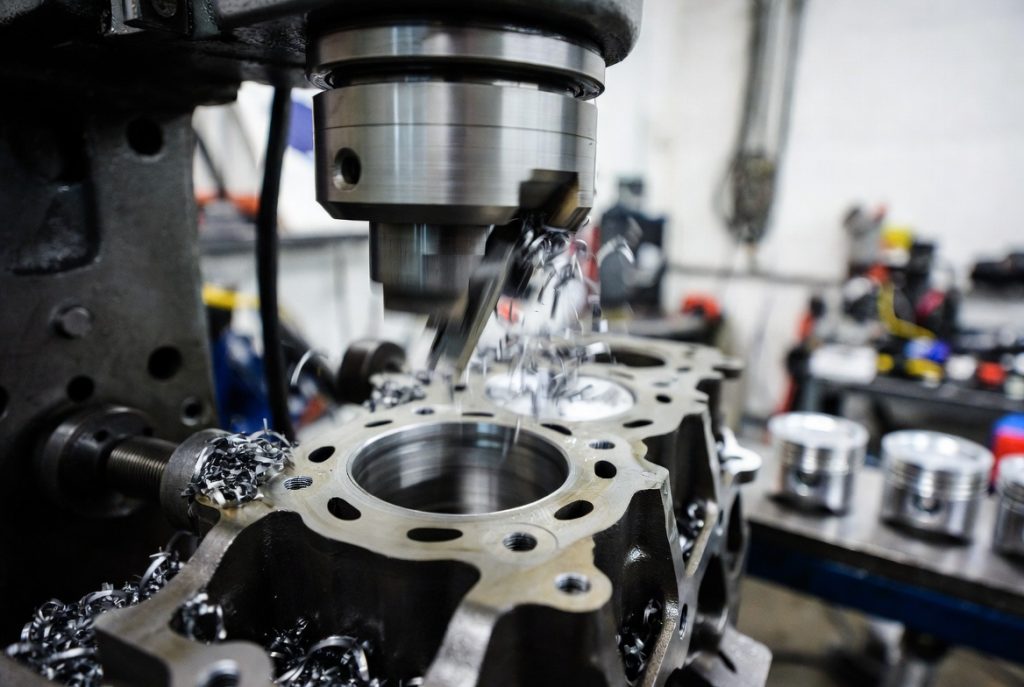 Расточка блока цилиндров: когда еще можно спасти родной поршень, а когда нужен ремонтный размер